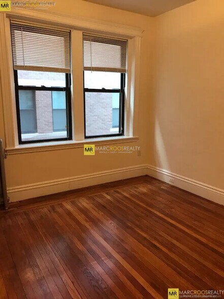 Building Photo - 27 Park Dr