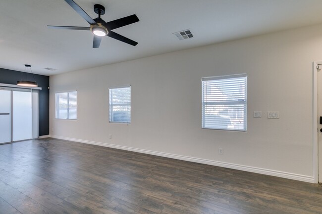 Building Photo - Stylish Townhouse Near the Strip with Dual Suites