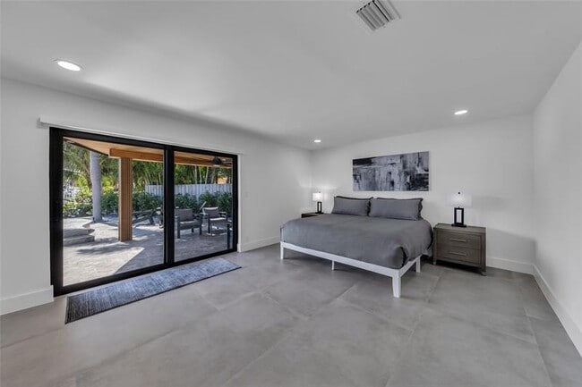 Building Photo - 160 SE 3rd Ct