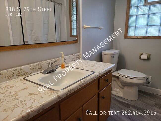 Building Photo - 318 S 79th St