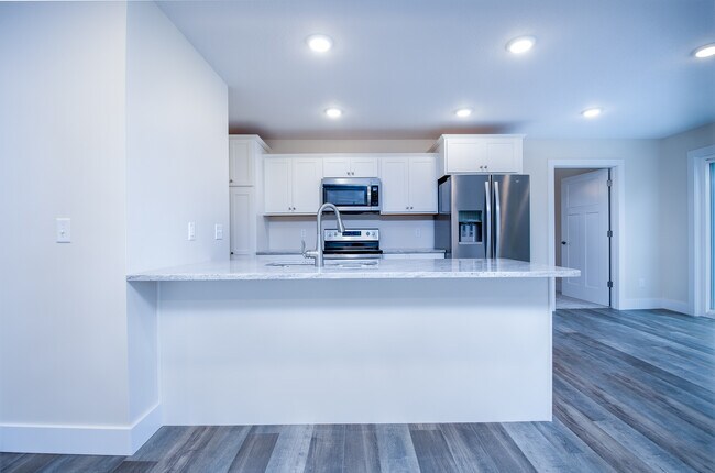 Building Photo - 9250 Brook Hollow Ln
