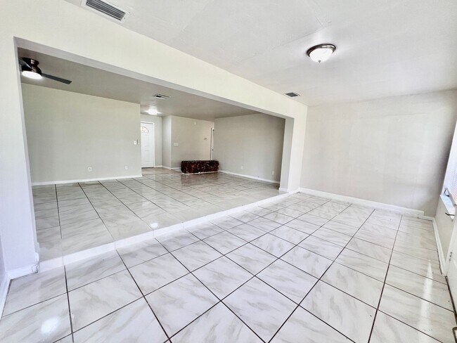 Building Photo - Live Comfortably in SE Cape Coral – Bright, Remodeled Home for Rent