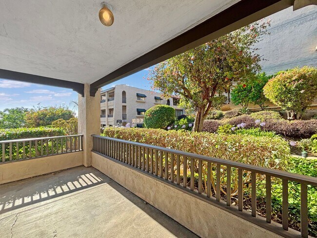 Building Photo - Charming & Spacious 2BD/2BA Condo in Bay P...