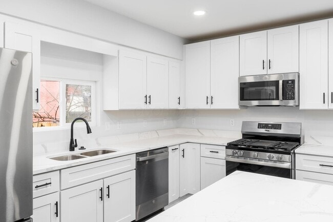 Building Photo - 905 Carpenter St