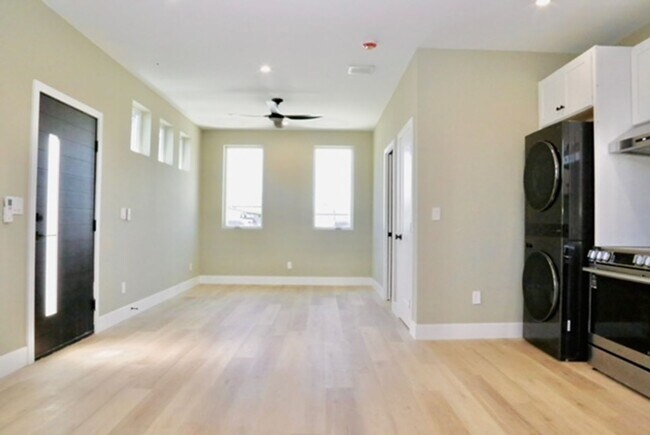 Building Photo - Center (729)