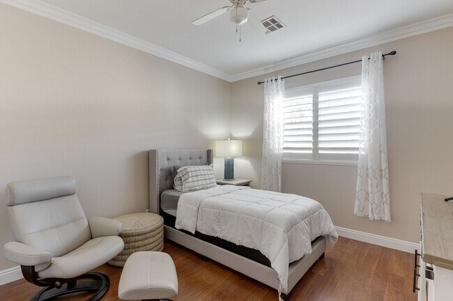 Building Photo - Fully Furnished Single-Story Gem in Peacef...