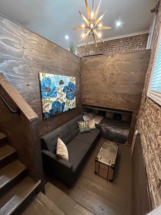 Building Photo - 9 S College St