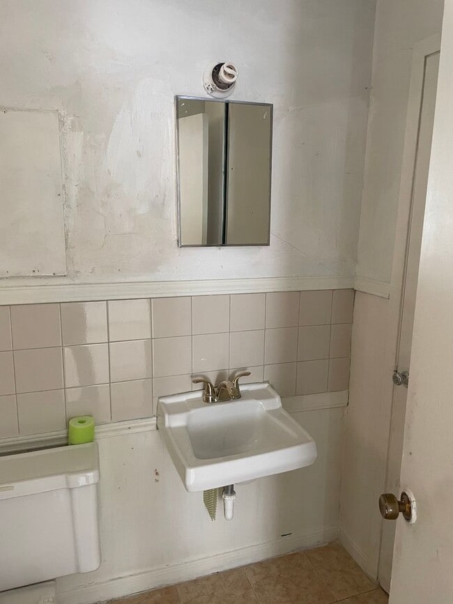 Building Photo - 103 W Dove Ln