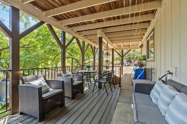 Building Photo - Luxury 5 Bedroom Home with Panoramic Views...