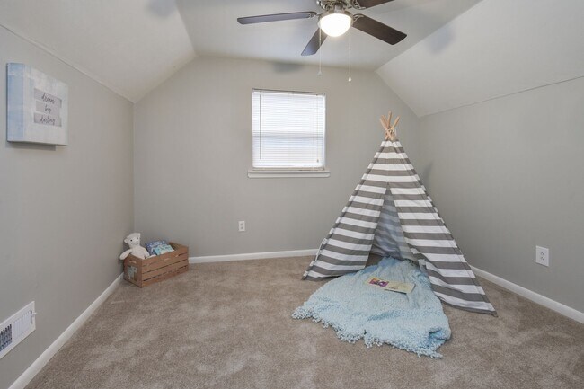 Building Photo - 1423 Goldfinch Ln