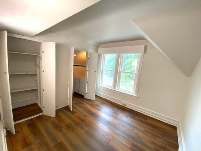 Building Photo - 3 Bedroom Home on Large Lot!