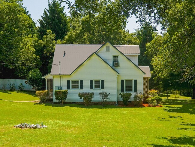 Building Photo - "Charming 3-Bedroom Home with Hardwood Floors & 2 Full Baths in Bessemer City – 1758 Sq Ft of Com...