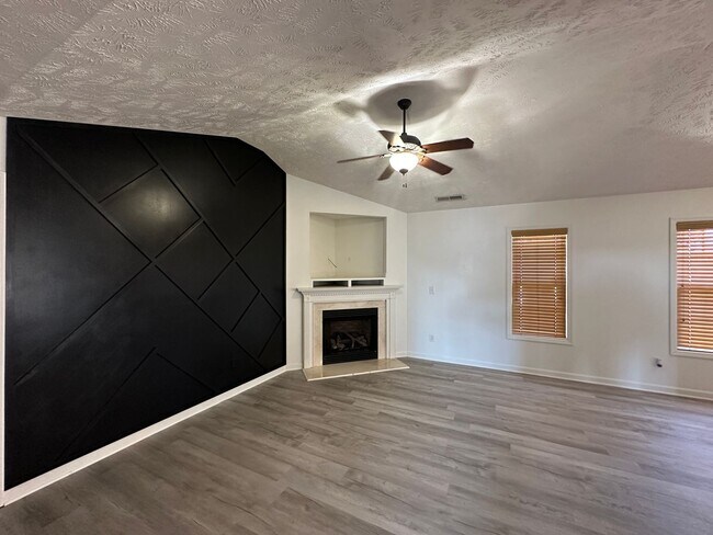 Building Photo - Well-Maintained 4 Bed 2.5 Bath with Fenced Backyard