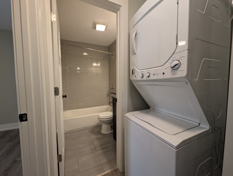 Building Photo - 542 W Surf St