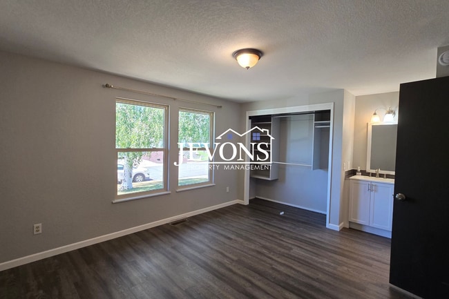 Building Photo - Spacious 3BD/2BA Yakima Home w/ Fireplace, Fenced Yard & 2-Car Garage – $500 Move-In Special