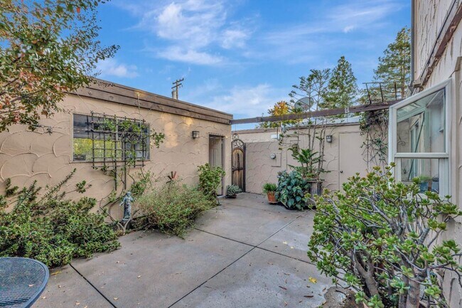 Building Photo - Recently updated spacious 3 bedroom 2.5 bath townhome available soon