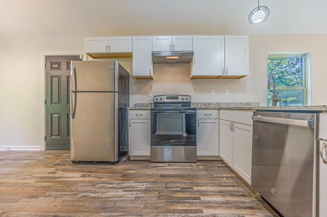 Building Photo - Spacious Four-Bedroom Two-Bath Home on One...