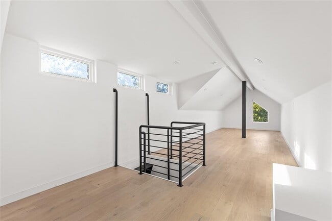 Building Photo - 613 Clifford Dr