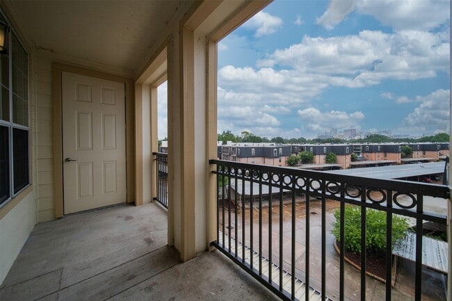 Building Photo - 7575 Kirby Dr