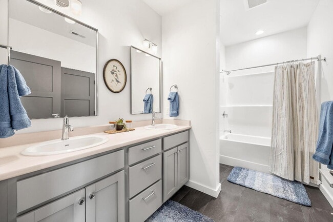 Building Photo - Modern 2-Bed Townhouse... Ideal for Professionals or Travelers