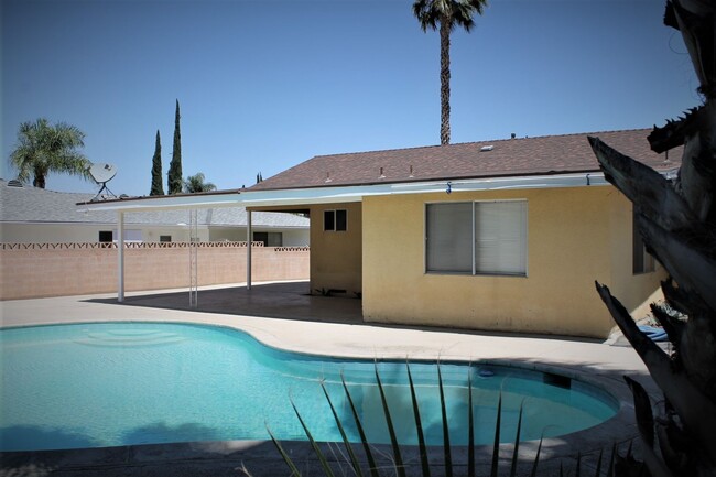 Building Photo - SPLISH, SPLASH!  RENT THIS POOL HOME!