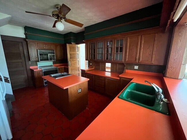 Building Photo - 5 BD/2BA Home next to Kirkwood with fenced backyard!