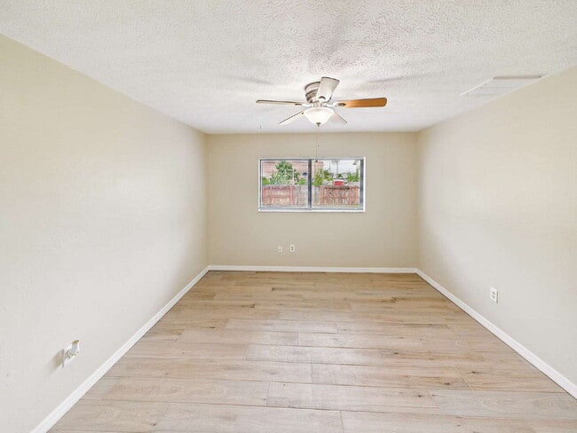 Building Photo - Single-Family Home in Fort Myers | 3 Beds,...