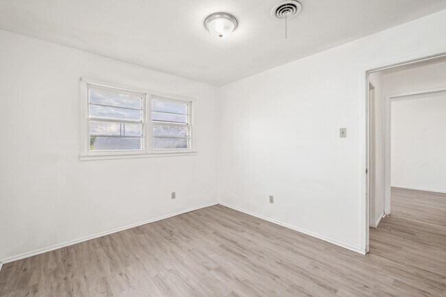 Building Photo - 1505 E Amherst St