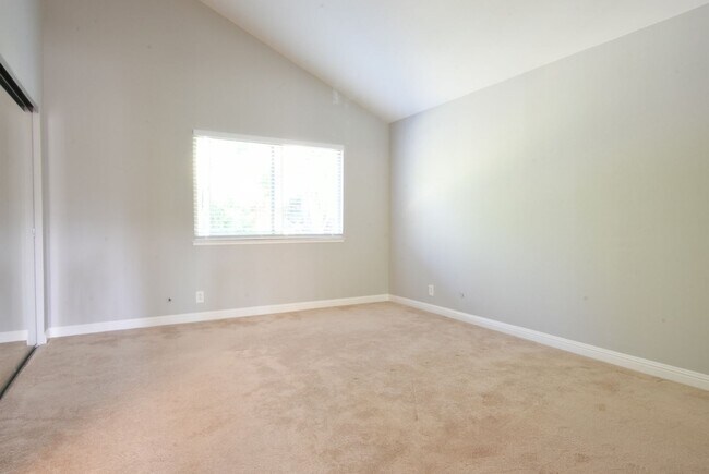 Building Photo - Beautiful 3 Bedroom 2.5 Bath End Unit Town...