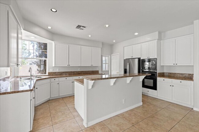 Building Photo - Expansive 4 Bedroom Home with a Pool and L...