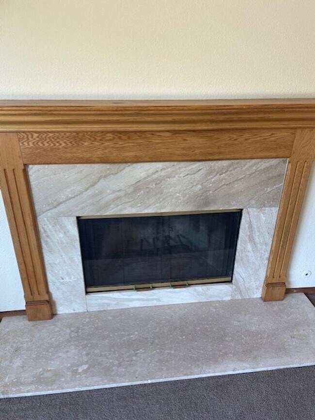 Building Photo - Four bedroom two and half bath on the uppe...