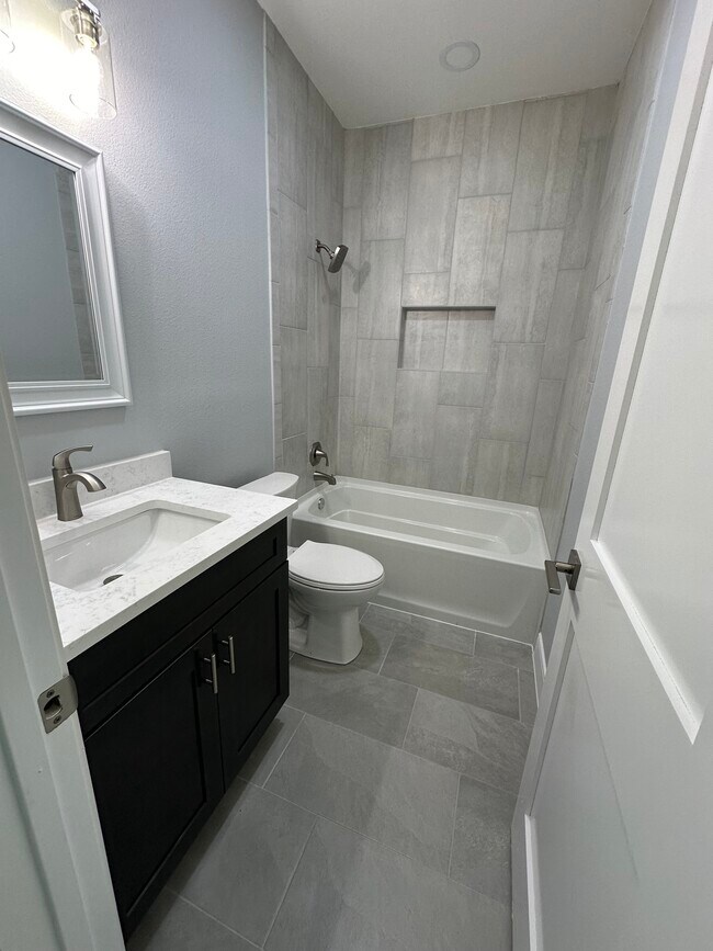 Building Photo - 136 Breezeway Dr