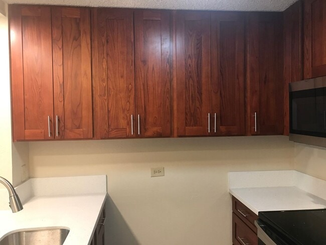 Building Photo - Pearl II - Ground Floor Unit, with large lanai, covered/secured parking, washer/dryer in unit, te...