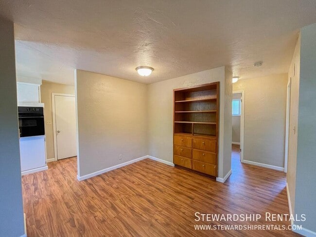 Building Photo - 2110 W 18th Ave