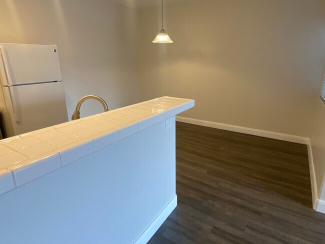 Building Photo - Modern 1/1 Condo with Balcony in Green Val...
