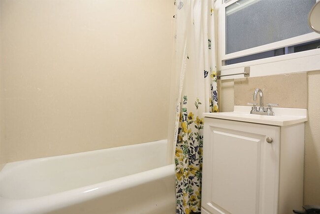 Building Photo - Spacious floor studio in Central Richmond,...