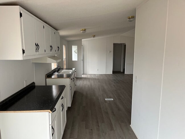 Building Photo - 632 British Rd