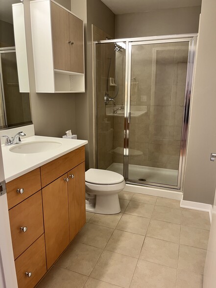2nd bath - 170 N Northwest Hwy