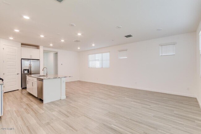 Building Photo - 1070 E Marlin Dr