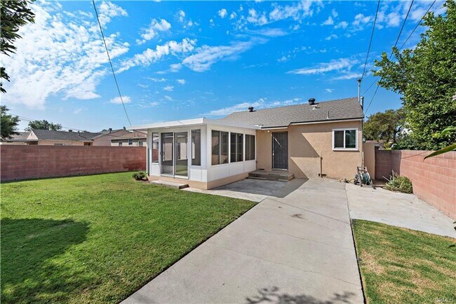 Building Photo - Charming Lakewood Home