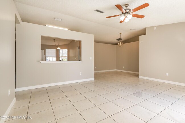 Building Photo - 1597 Twin Oak Dr W