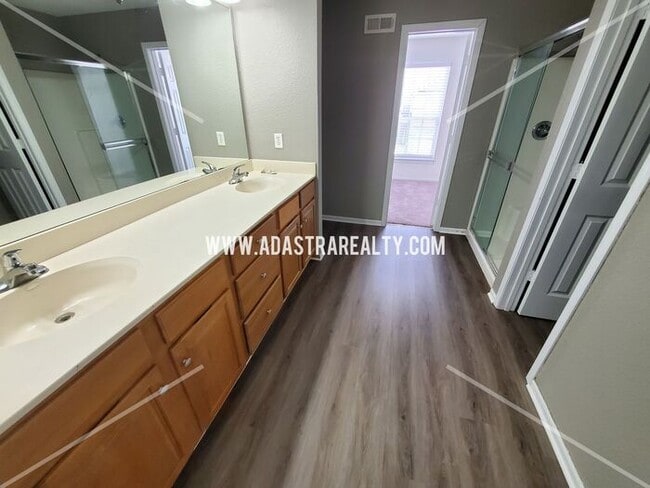Building Photo - Spacious Townhome in Piper School District...