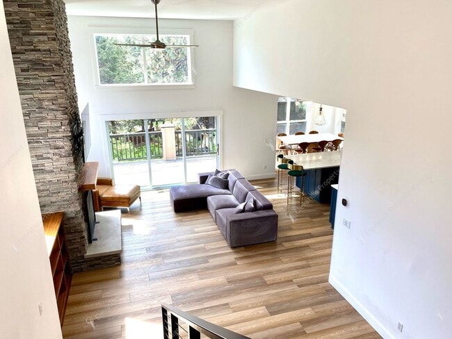 Building Photo - Elegant Awbrey Butte Home | Unfurnished | ...