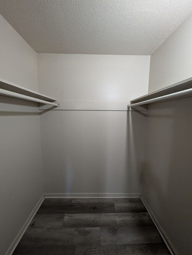 Building Photo - Upstairs 2 Bedroom Apartment