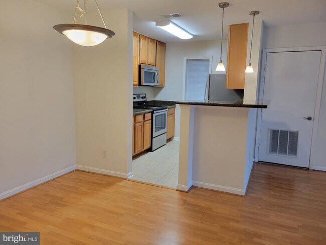 Building Photo - 3178 Summit Square Dr