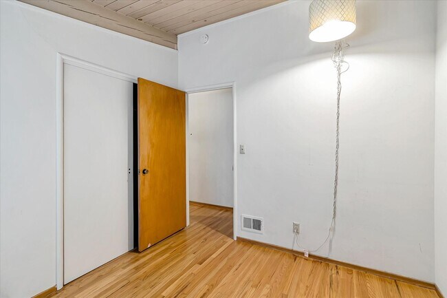 Building Photo - 3 Bedroom 2 Bath Home located in Palo Alto's Palo Verde Neighborhood!