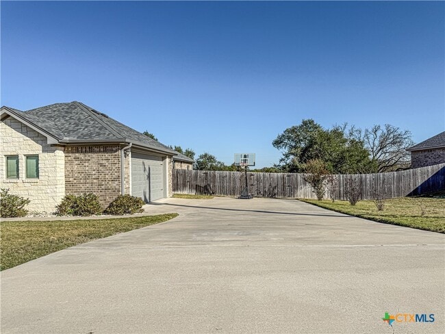 Building Photo - 1066 Vista Dr