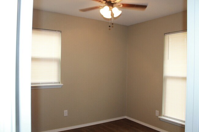 Building Photo - Much Better Than NEW!!! 3 beds, 1 1/2 Baths
