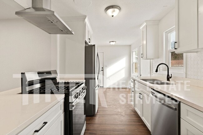 Building Photo - 2017 Buckeye Dr