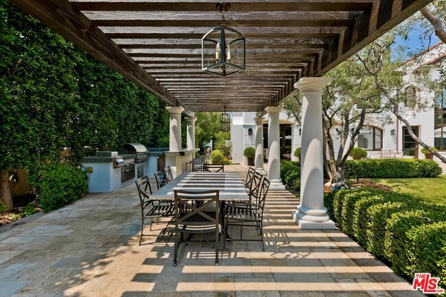 Building Photo - 2134 La Mesa Dr